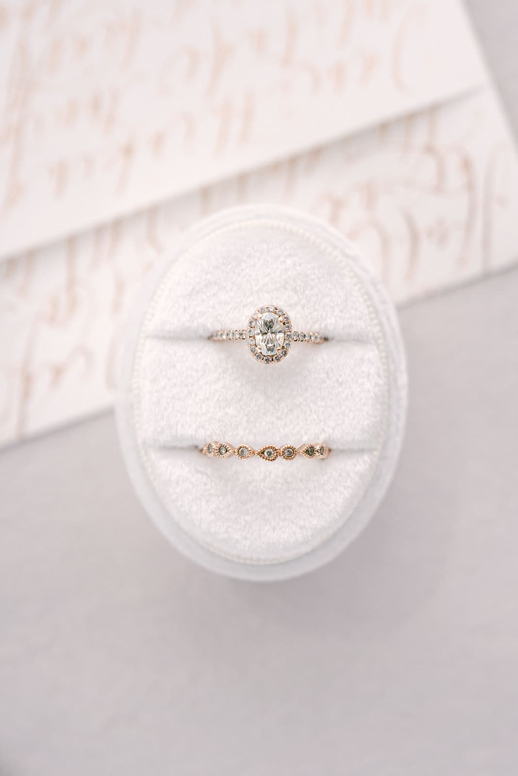 Nahaufnahme von weißer Ring Box mit Ehering und Verlobungsring