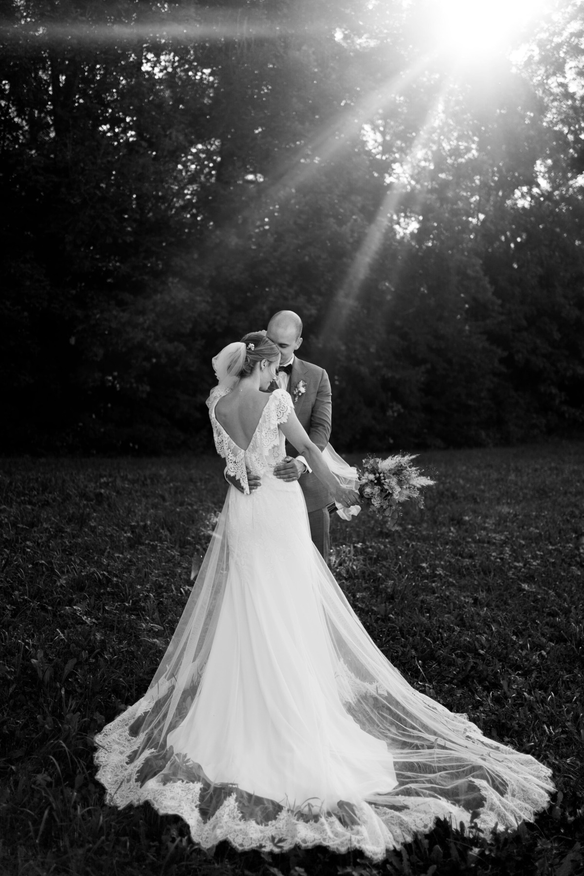 Hochzeitspaar umarmend auf Wiese Hochzeit Tübingen