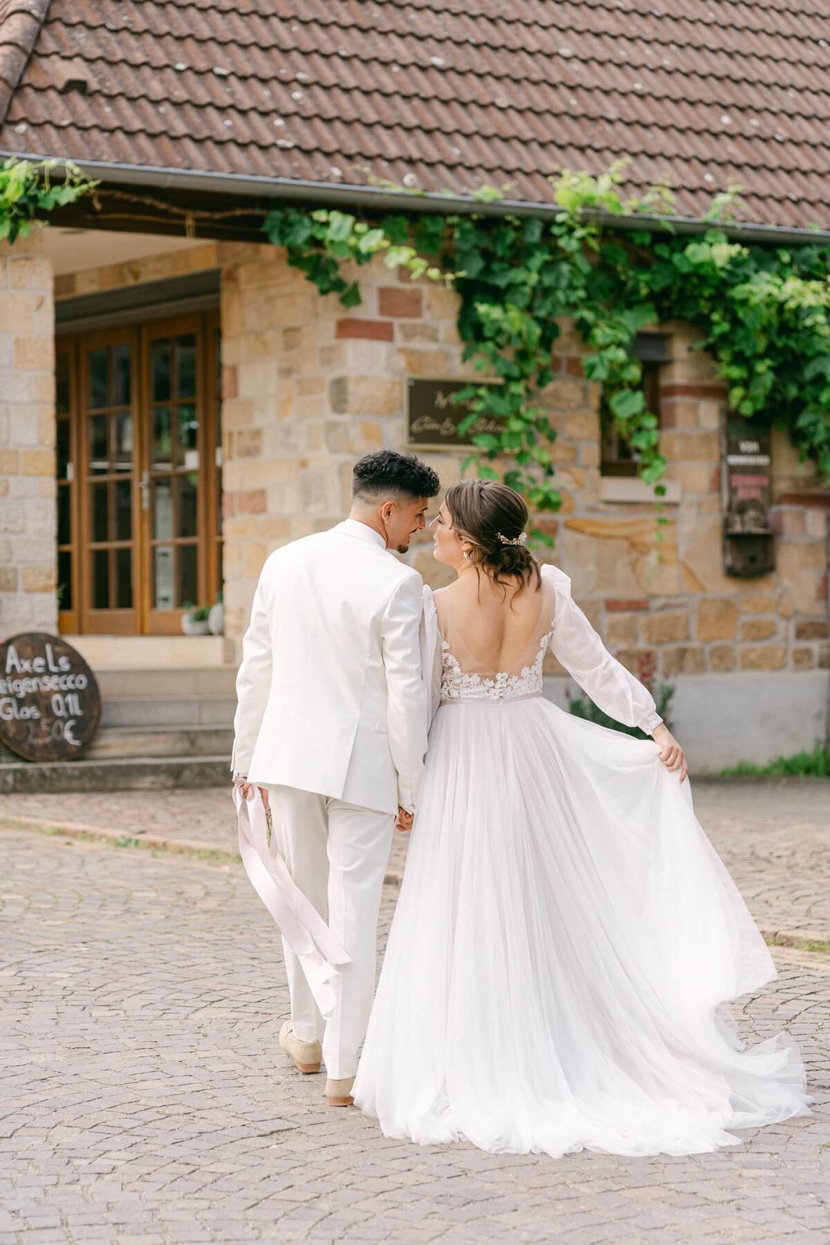 Brautpaarfoto von Kamera weglaufend Hochzeit am deutschen Weintor