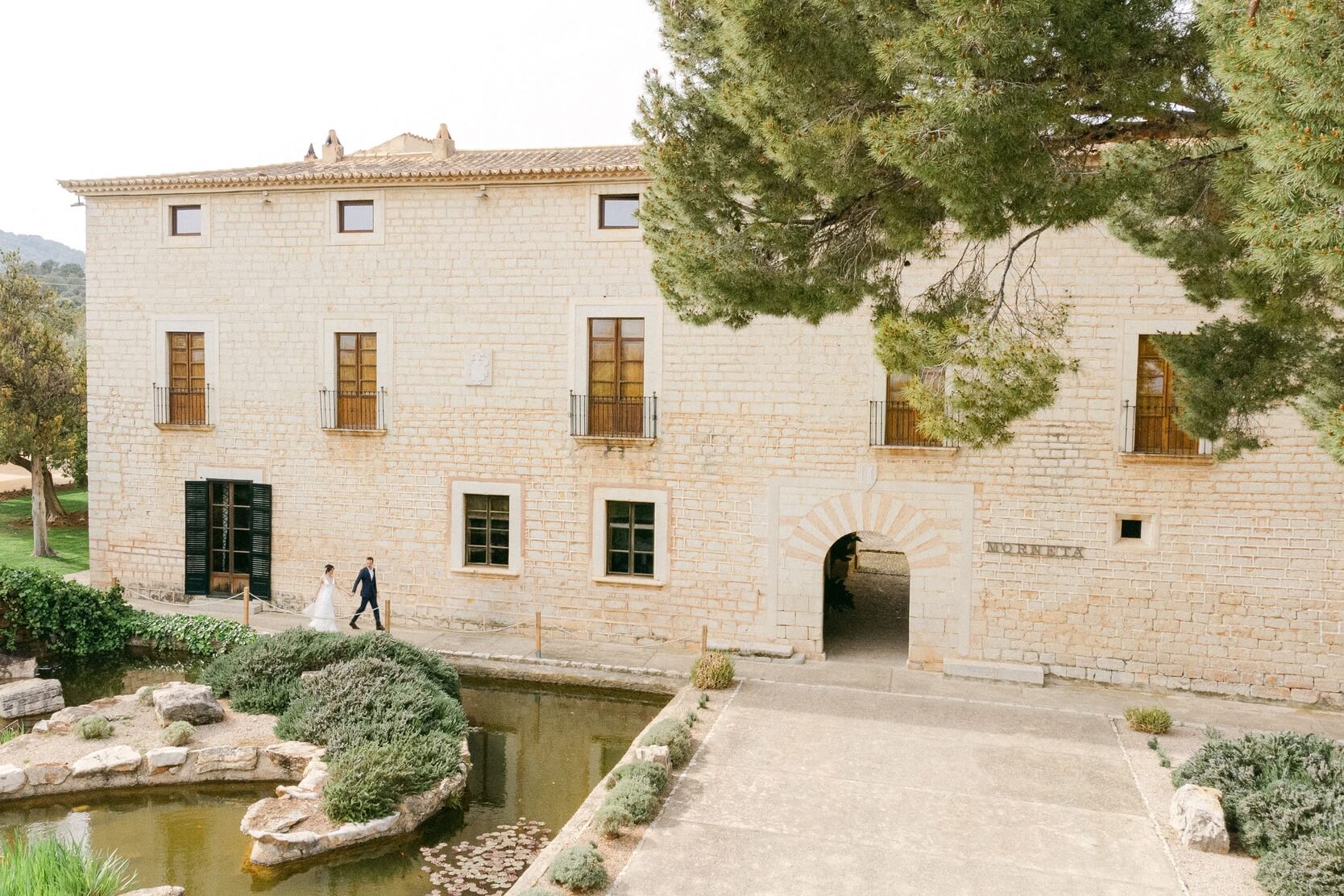 Dronenfoto Hochzeitspaar Finca Morneta Mallorca Hochzeit