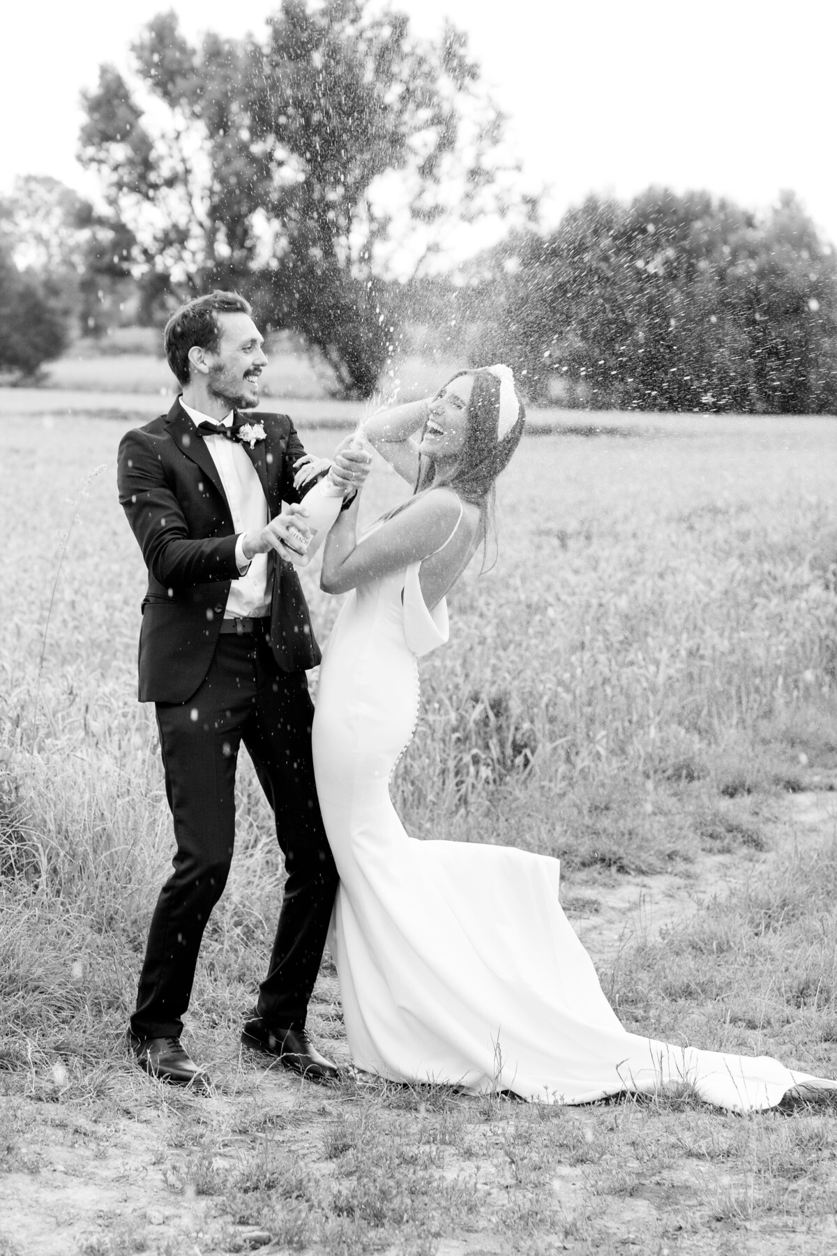 Brautpaar lässt Korken knallen Hochzeit Stuttgart