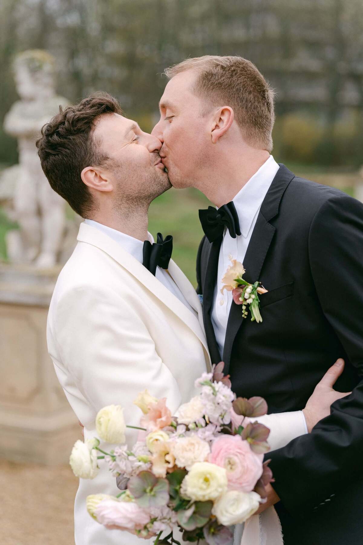 Hochzeitspaar küssend Hochzeit in Berlin