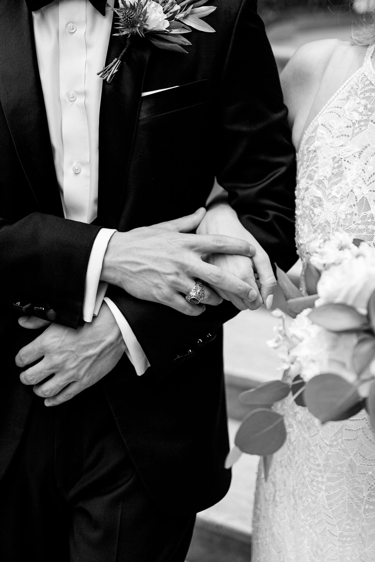Brautpaar eingehakt Detailfoto Hochzeit The Arcade Cleveland