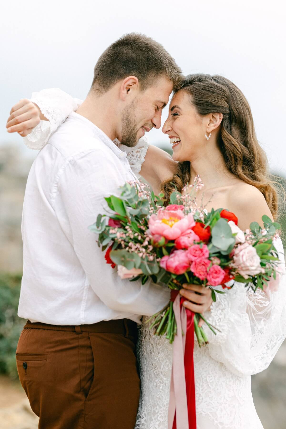 Hochzeitspaar lachend auf Mallorca Es Trenc